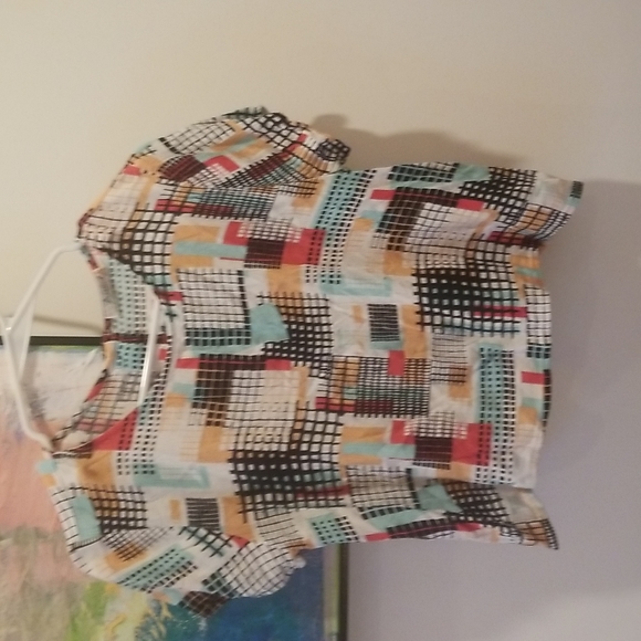 Cute freebird geometric flowy crop top with button up back - Picture 3 of 4